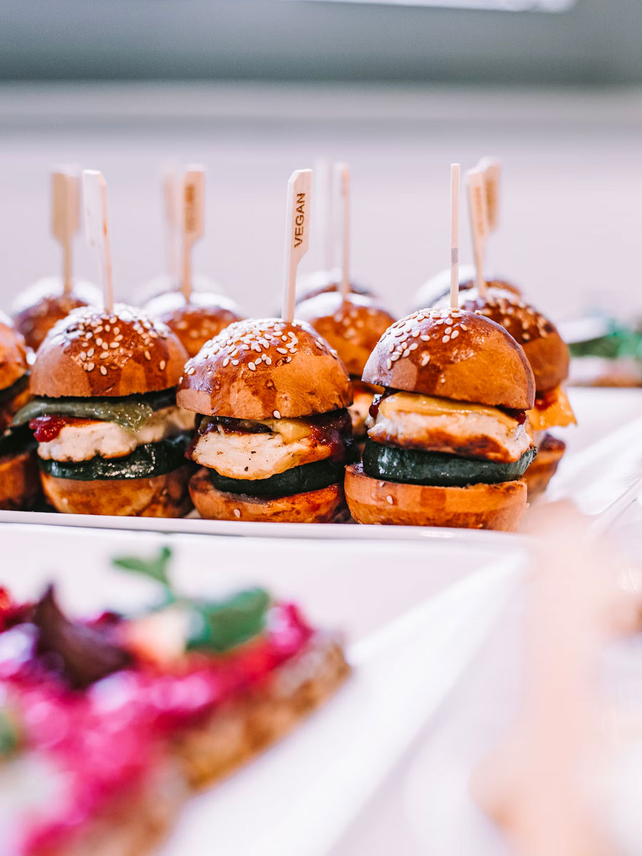 Un tavolo allestito con un'ampia selezione di cibo, bevande e stuzzichini perfetti per un servizio di catering per un rinfresco.